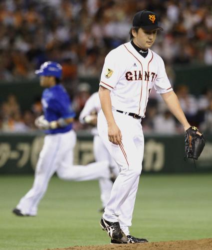 ２回、ＤｅＮＡ・筒香（奥）に２者連続となる本塁打を浴びた巨人・沢村