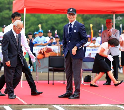 佐倉高野球部ＯＢ会・加藤会長（左）から贈られた名前入りの帽子をかぶり笑顔の長嶋茂雄氏