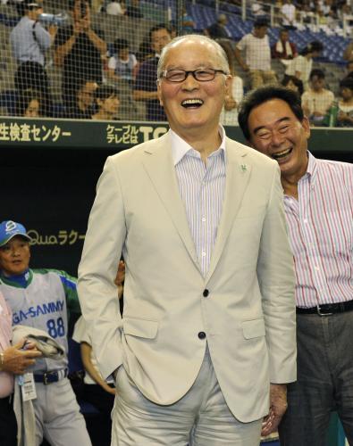 都市対抗野球大会を観戦に訪れ、セガサミーのベンチ前で談笑する長嶋茂雄氏