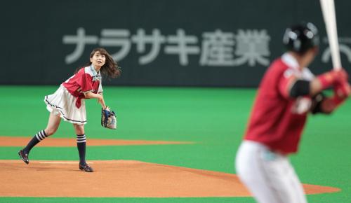 西武との試合前、日本ハム・中田（右）と一球勝負を行ったＡＫＢ４８の大島優子