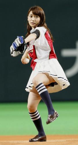 日本ハム・中田との“１球対決”で投球する「ＡＫＢ48」の大島優子