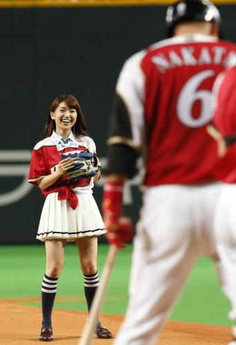 “１球対決”で日本ハムの中田を空振りに仕留めた「ＡＫＢ48」の大島優子