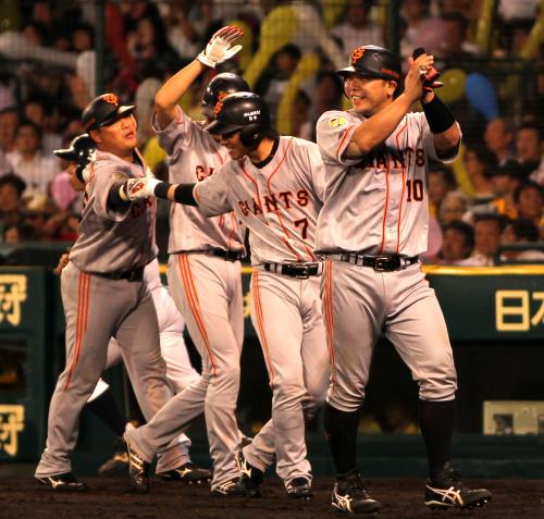 ＜神・巨＞７回表２死満塁、高橋由の適時二塁打で生還し、笑顔で喜ぶ（左から）村田、坂本、長野、阿部ら巨人ナイン