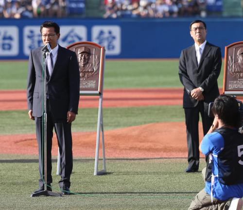 野球殿堂入り表彰式であいさつする大野氏（左）。右は外木場氏