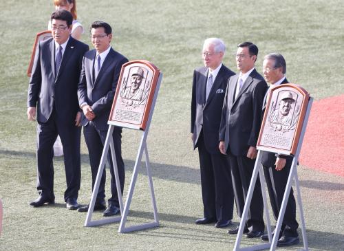 野球殿堂入りの表彰式に出席した（左から）山本氏、大野氏、加藤コミッショナー、外木場氏、古葉氏