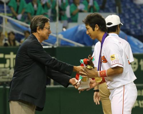 若獅子賞に輝きスポーツニッポン新聞社・森戸社長（左）から表彰を受けるＪＸ－ＥＮＥＯＳ・石川
