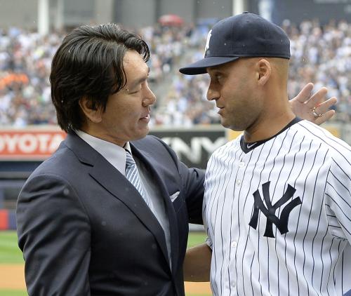 引退セレモニーで、ヤンキースのジーター選手（右）と言葉を交わす松井秀喜氏