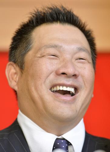 笑顔で記者会見に臨み、今季限りでの現役引退を表明する中日の山崎武司内野手