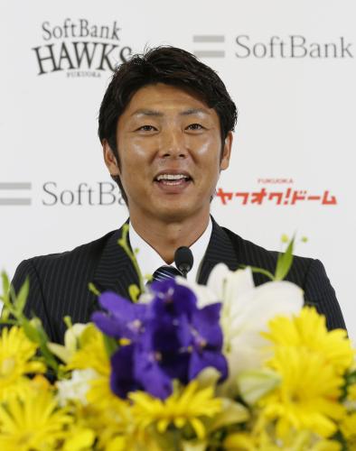 現役復帰断念を表明し、記者会見するソフトバンクの斉藤和巳コーチ