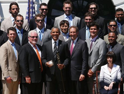 オバマ米大統領（前列左から３人目）を表敬訪問し、ホワイトハウス南庭で記念写真に納まるジャイアンツの田中（大統領の右後方）ら
