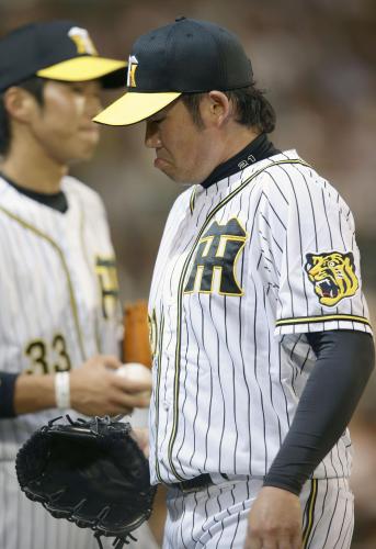 ５回、先制本塁打を浴びさえない表情でベンチに戻る阪神・岩田