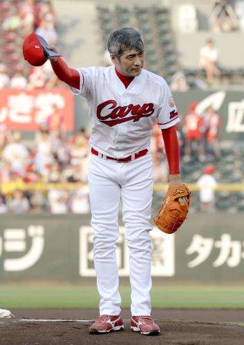 観客の声援に応える、広島―阪神戦の始球式を務めた吉川晃司