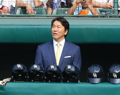 黄色のネクタイに紺色ジャケットを着用した松井氏は開会式前、一塁ベンチに姿を見せた