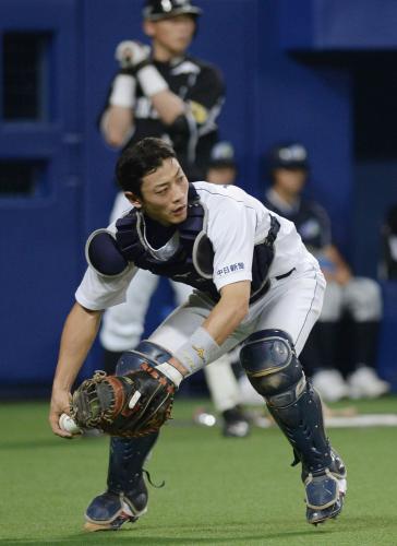 12回阪神１死一塁、打者マートンのとき中日・松井雅が捕逸