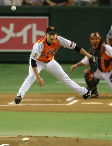 ＜巨・中＞初回、菅野は藤井の打球に飛びつくが捕れず、遊撃内野安打になる