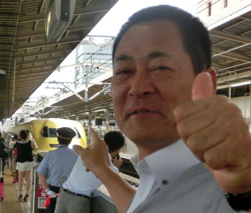 ＪＲ新横浜駅で新幹線「ドクターイエロー」を見つけて笑顔の中畑監督