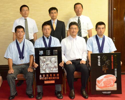 宮崎県の河野俊嗣知事（前列左から３人目）に準優勝を報告、記念写真に納まる延岡学園高の選手ら