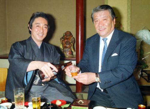 １９９２年１月２８日、「江戸っ子土橋を応援する会」で、尾上菊五郎（左）にビールをつがれる土橋正幸さん