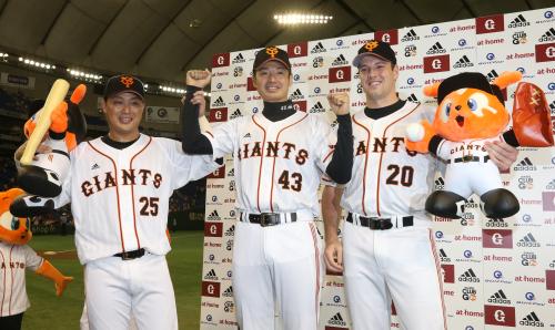 お立ち台で笑顔を見せる巨人の（左から）村田、青木、マシソン