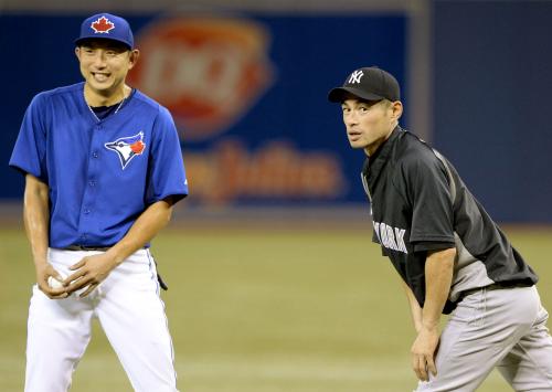 試合前、ブルージェイズ・川崎（左）と談笑するヤンキースのイチロー