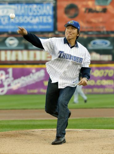 ヤンキース傘下の２Ａトレントンの試合で始球式を務める松井秀喜氏