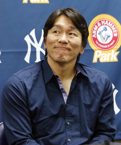 ヤンキース傘下２Ａトレントンの試合の始球式を前に、記者の質問に答える松井氏