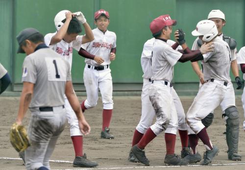 延長11回、新田にサヨナラ勝ちし、初優勝を喜ぶ横浜修悠館の選手たち。手前左は新田の藤岡投手