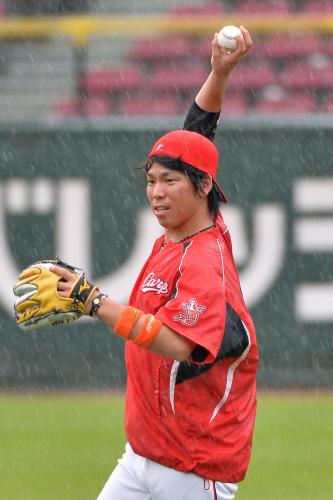 ＜広・中＞雨天中止となり、キャッチボールで調整する前田健