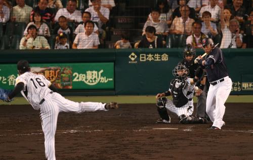 ＜神・中＞８回表２死満塁、山崎武は押し出し死球を受ける。投手安藤