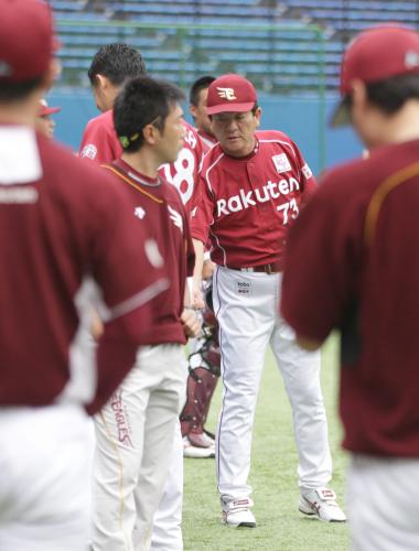 ＜ロ・楽＞試合前、鈴木・内野守備走塁コーチ（右奥）は田中（左奥）らナインに清めの塩を振りかける