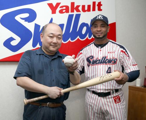 ＜ヤ・広＞試合後に５５号のボールを届けてくれた小野田勝人さん（左）にサイン入りバットをお礼に渡すバレンティン　