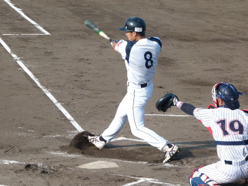 ＜ニッセイ・熊本赤十字病院＞初回、ニッセイ・太田は右前適時打を放つ。捕手・栗崎
