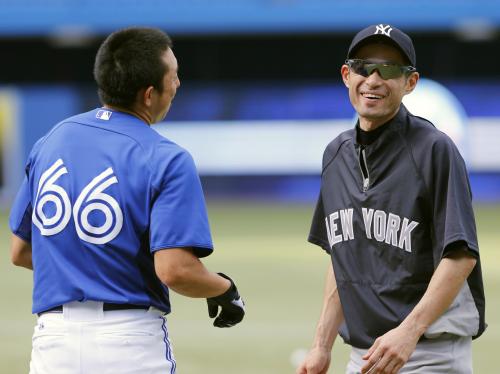試合前に談笑するヤンキースのイチロー（右）とブルージェイズ・川崎