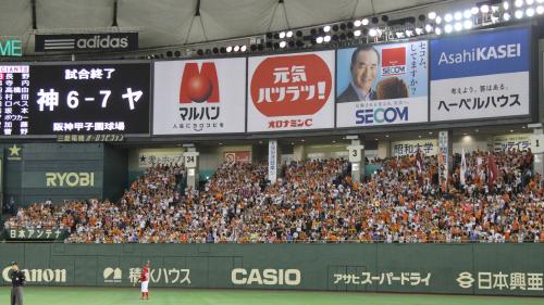 １回表終了時、スコアボードに阪神の負けが伝えられるとドームは大歓声に包まれた