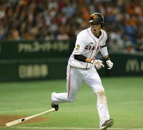 ＜巨・広＞５回無死一塁、坂本は適時二塁打を打ちベンチへ向かって雄叫びを上げる