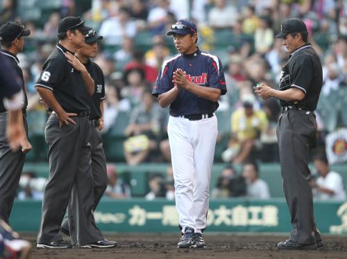 ＜神・ヤ＞８回２死一塁、代打・田中浩のプレーで抗議する小川監督（中央）