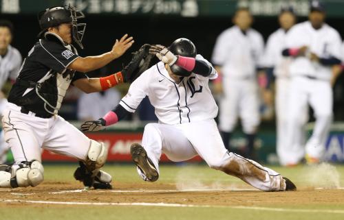＜西・ロ＞１０回２死一、二塁　熊代の右前打で二塁走者・浅村が捕手・川本のタッチをかいくぐって生還し、サヨナラ勝ち