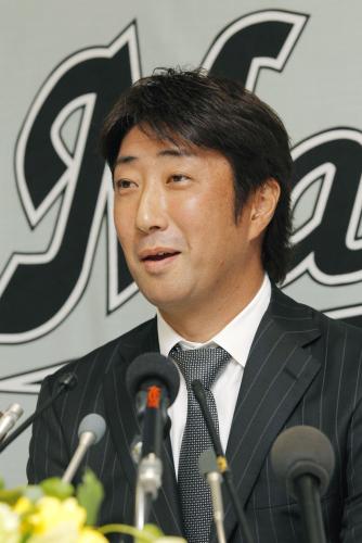 今季限りで現役を引退することを表明、記者会見するロッテ・薮田