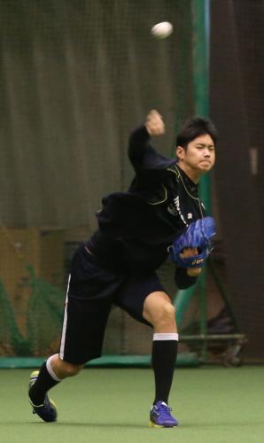 札幌の室内練習場でキャッチボールする大谷