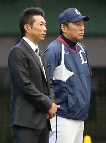 試合前に西武の渡辺監督（右）と言葉を交わす日本代表の小久保裕紀監督
