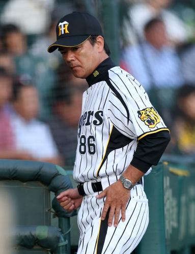 ＜神・広＞８回無死二、三塁、選手交代を告げてベンチに戻る和田監督