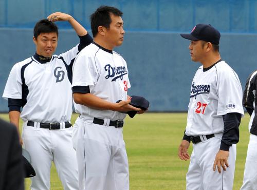（左から）吉見、山本昌と話し合う谷繁監督