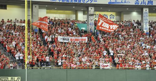 ＜巨・広＞声援を送るレフトスタンドの広島ファン