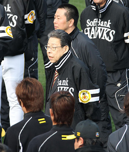 今年２月、キャンプを視察し選手を激励する笠井和彦球団社長兼オーナー代行