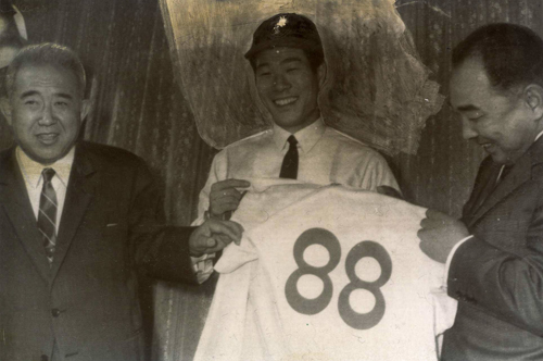 １９６８年１２月２日、東京の入団会見で「背番号ぐらい盗塁を」と飯島秀雄（中央）。左は武田和義球団代表、右は濃人渉監督