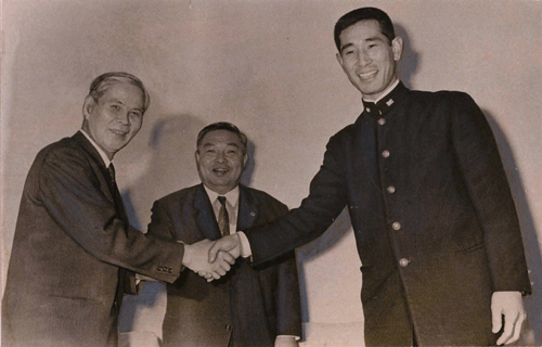 １９６８年１２月２０日、中日入団が決まり小山武夫球団社長（左）、明大・島岡監督（中央）と握手する握手する星野仙一