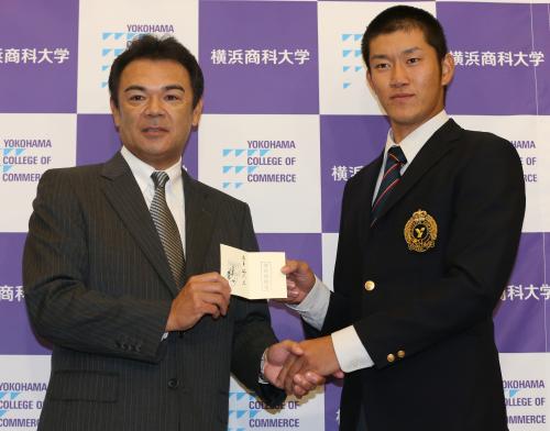 和田監督（左）から交渉権確定の札を手渡される横浜商大・岩貞