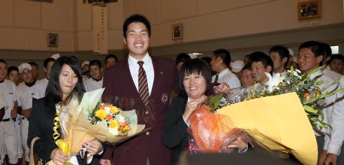 楽天２位指名を受けた内田（中央）は、花束を手にした姉・利香さん（左）、母・敬子さんに囲まれ笑顔を見せる