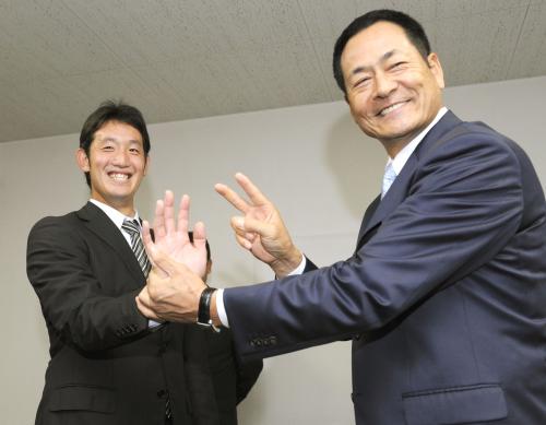 指名のあいさつに訪れ、日本生命・柿田裕太投手（左）とポーズをとるＤｅＮＡ・中畑清監督