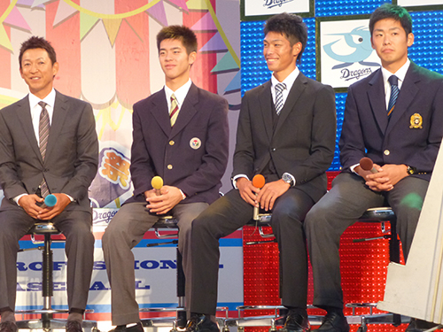 名古屋でテレビ番組に生出演した中日のドラフト１位・鈴木（左から２人目）、２位・又吉（同３人目）、３位・桂（同４人目）。左端は立浪和義氏